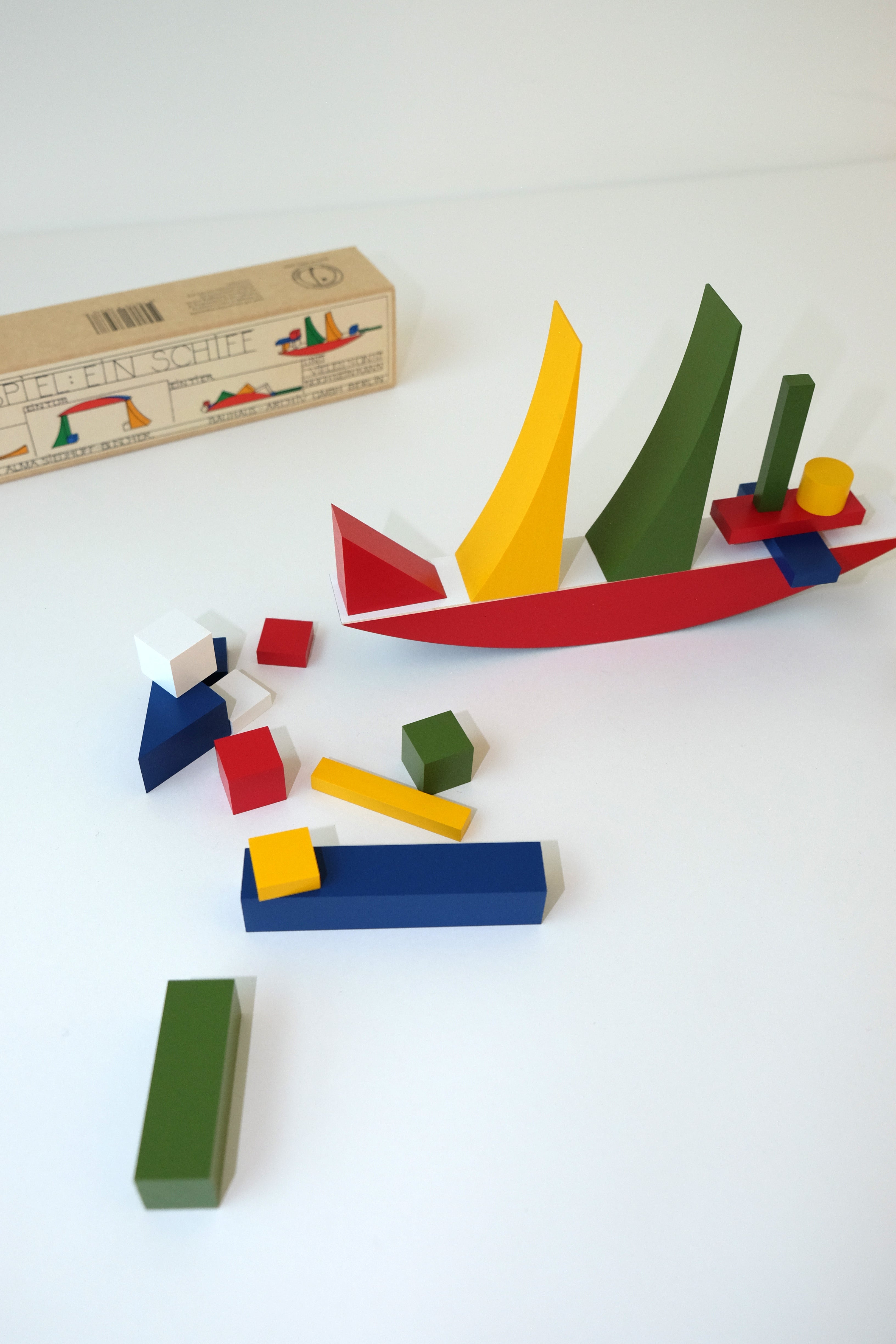 Bauhaus Construction Game – Misha & Puff