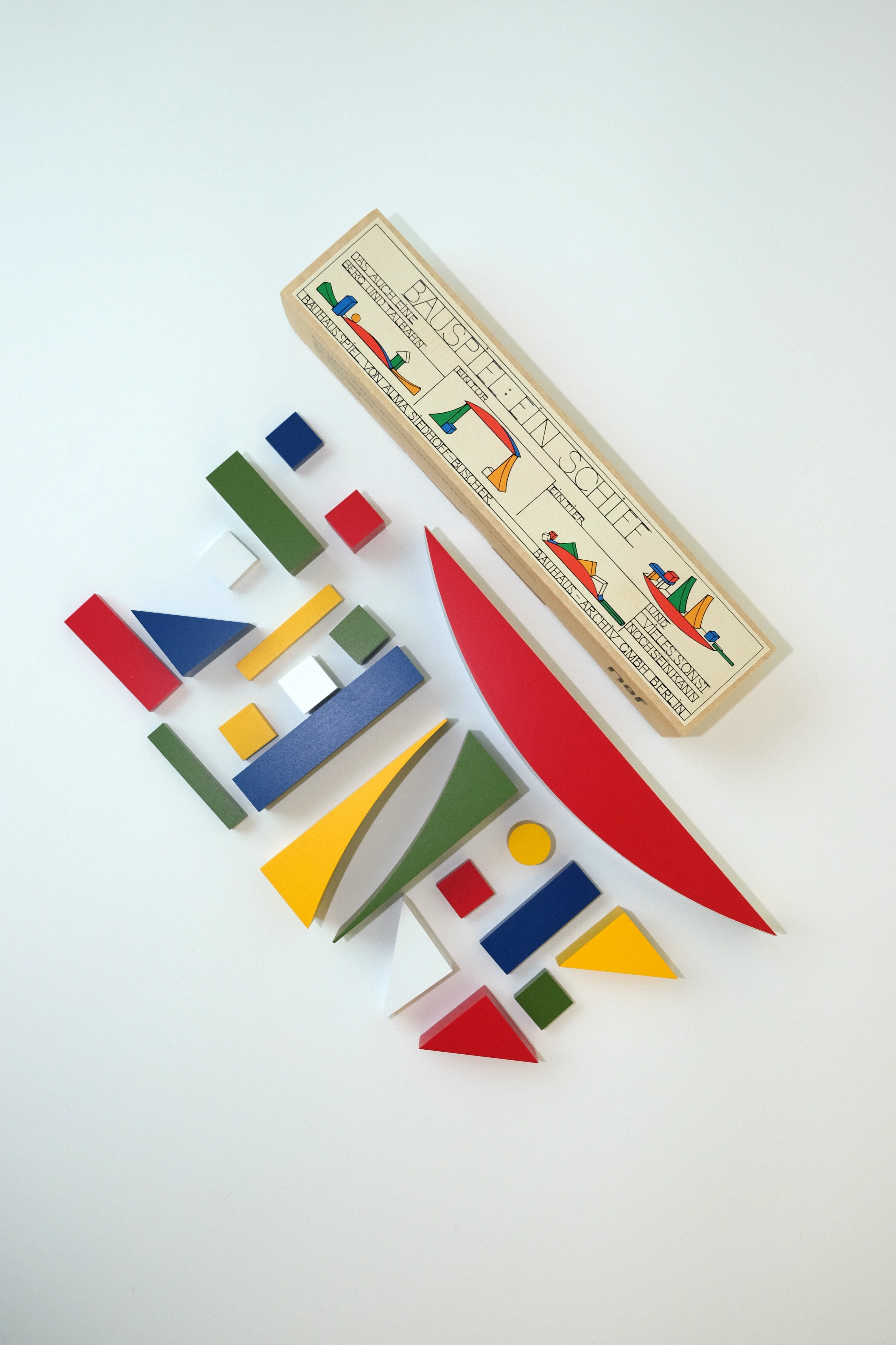 Bauhaus Construction Game – Misha & Puff