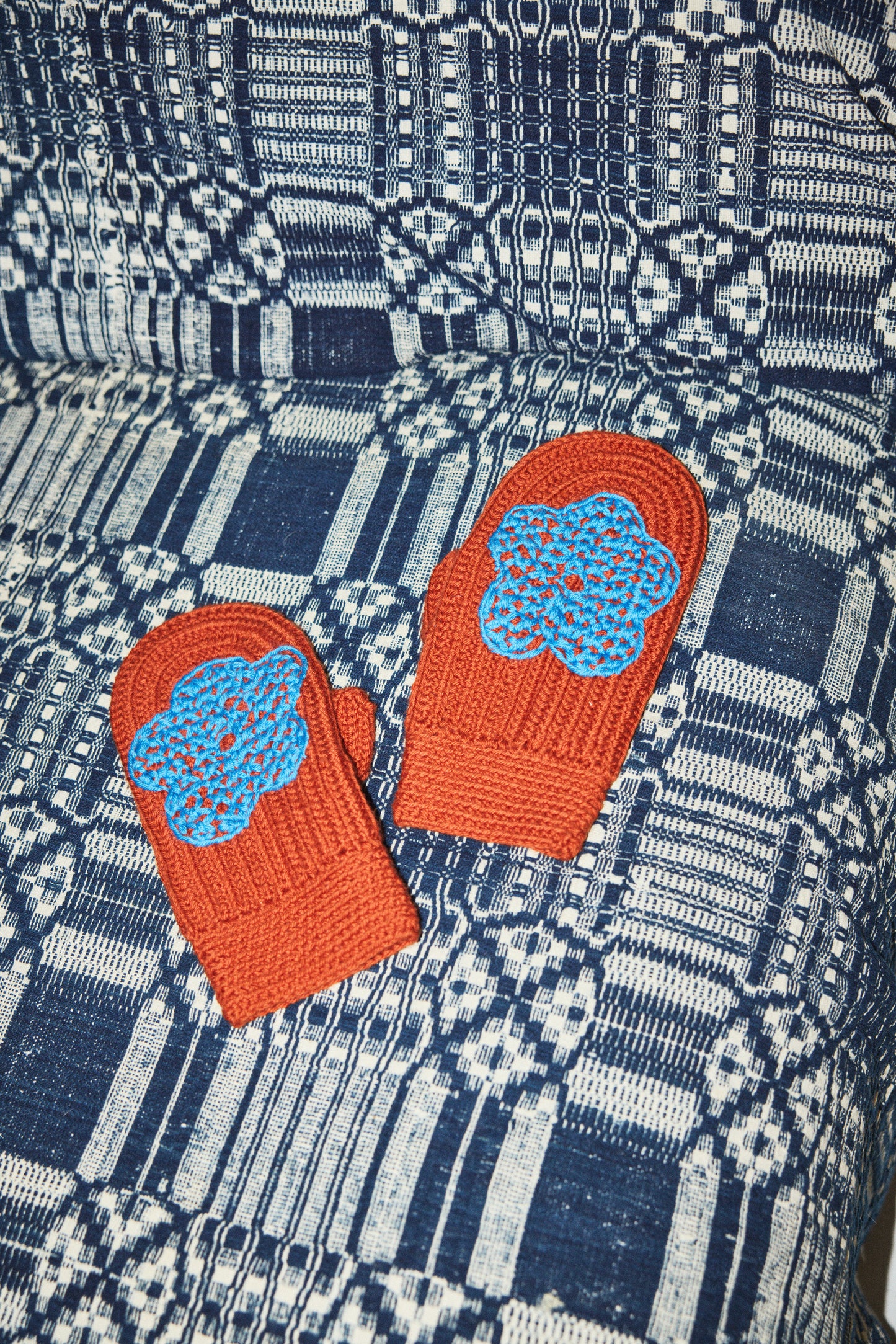 Blomma Crochet Mittens