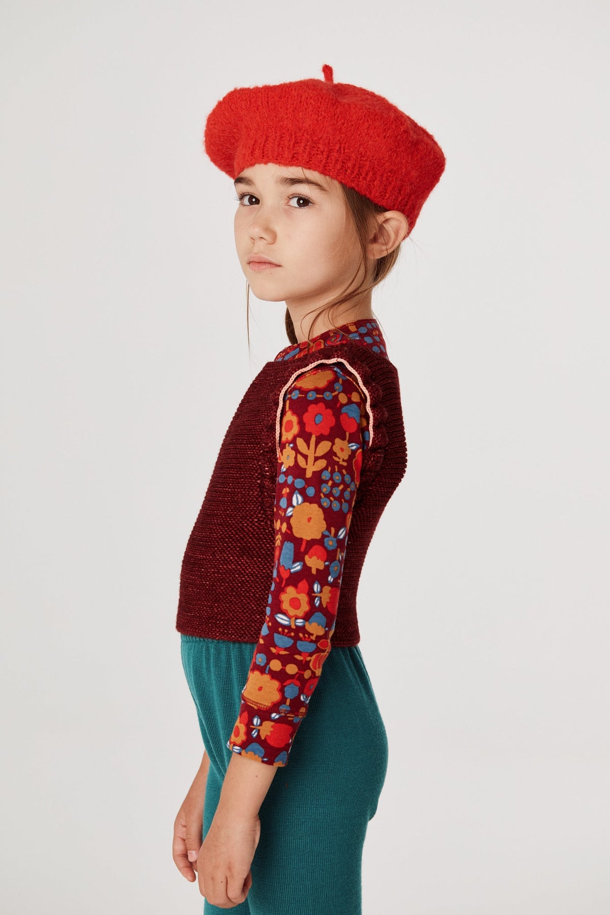 Boucle Simple Beret - Red Flame+Model is 48 inches tall, 44lbs, wearing a size 4-6y