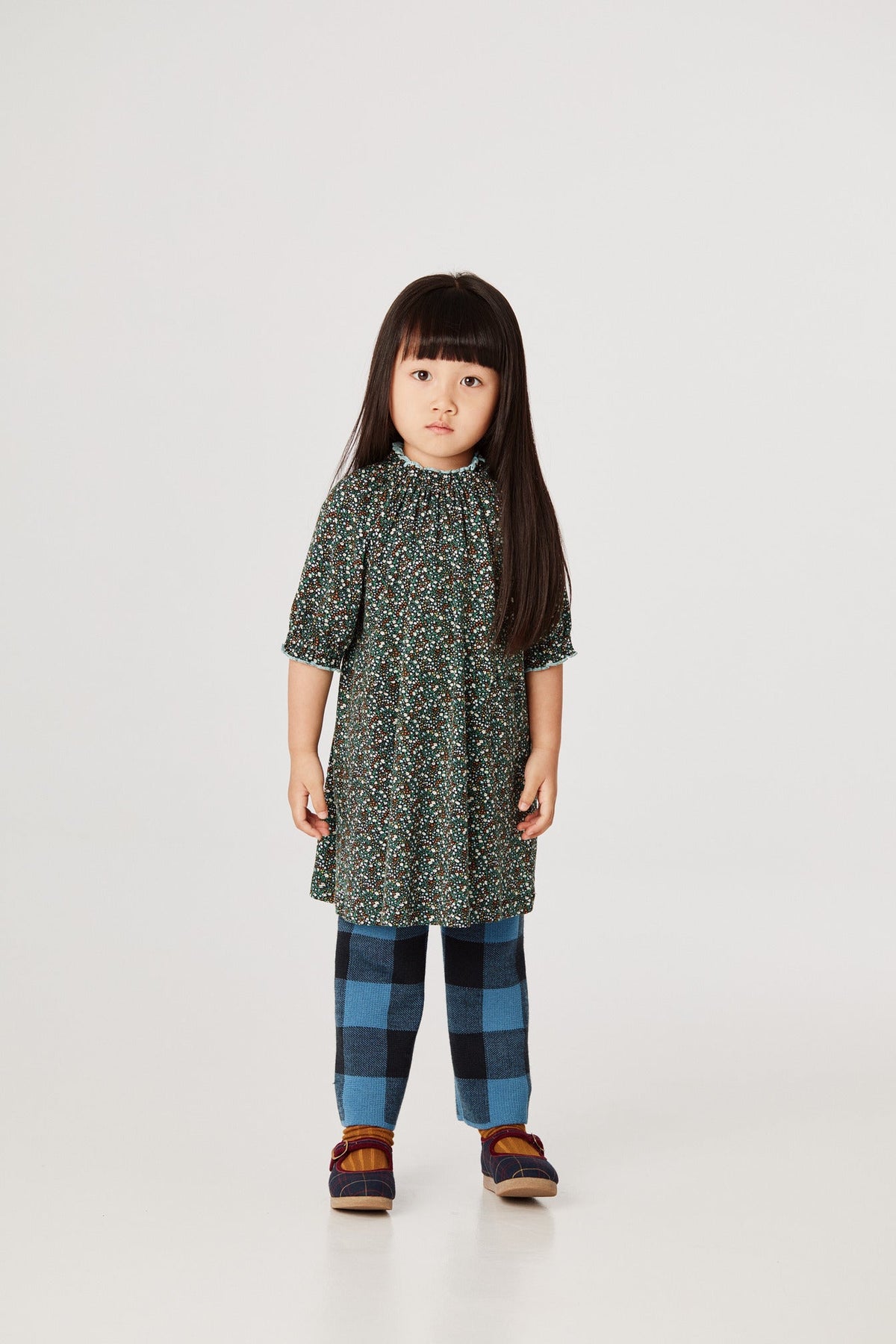Ruffle Dress - Emerald Mini Floral+Model is 41 inches tall, 38lbs, wearing a size 4-5y