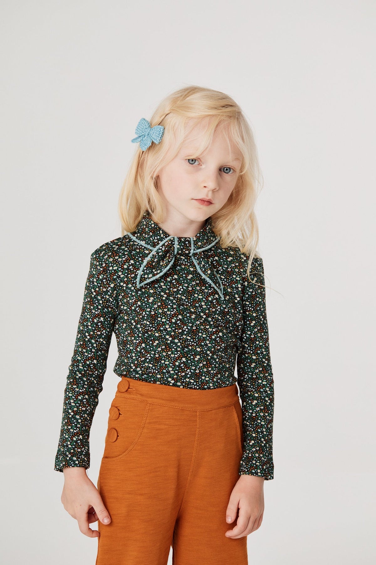 Scout Top - Emerald Mini Floral+Model is 45 inches tall, 40lbs, wearing a size 4-5y
