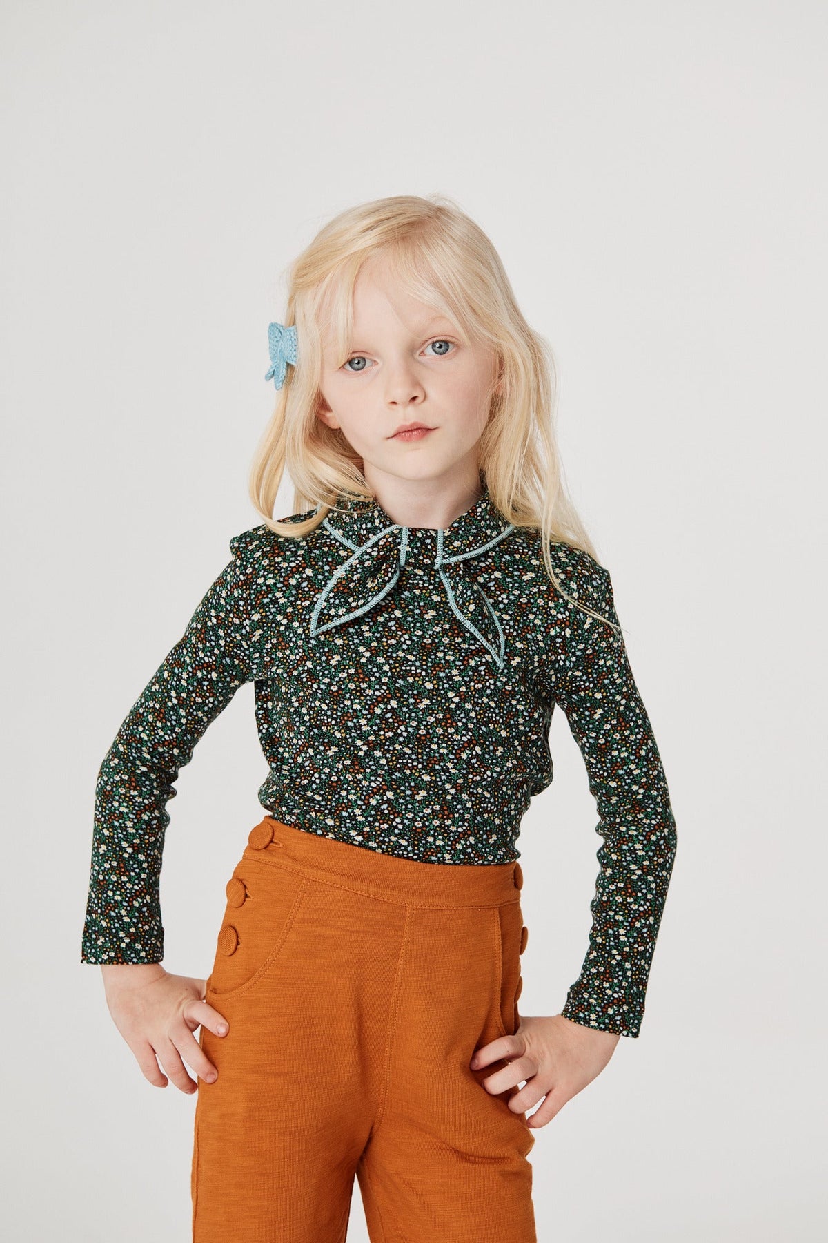 Scout Top - Emerald Mini Floral+Model is 45 inches tall, 40lbs, wearing a size 4-5y